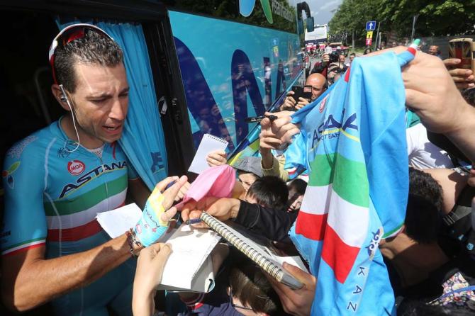 Nibali assaltato dai tifosi al raduno di partenza (foto Bettini)