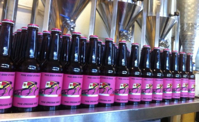 Fiumi di birra griffata rosa per brindare alla partenza del Giro dai Paesi Bassi (twitter.com)