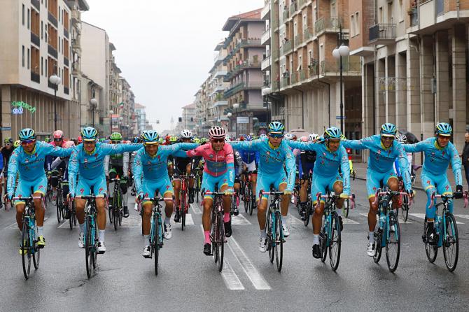 La sfilata trionfale degli Astana alla partenza da Cuneo della tappa conclusiva del Giro 2016 (Getty Images Sport)