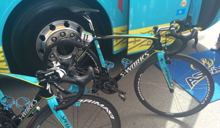 La bicicletta di Vincenzo Nibali parcheggiata presso lautobus dellAstana al raduno di partenza di Praia a Mare (foto Antonio Scarfone) 