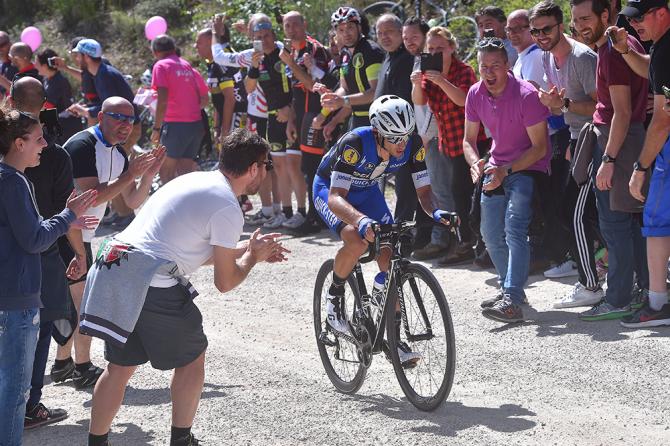 Brambilla macina lo sterrato dellAlpe di Poti e vola verso la conquista della maglia rosa (foto Tim de Waele/TDWSport.com)