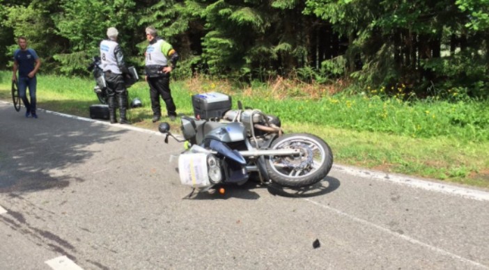 Una delle moto che ha provocato la maxi caduta al Giro del Belgio