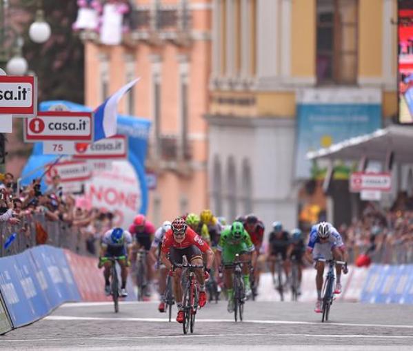 La volata di pura potenza di Greipel sul rettilineo darrivo lastricato e in leggera salita di Benevento