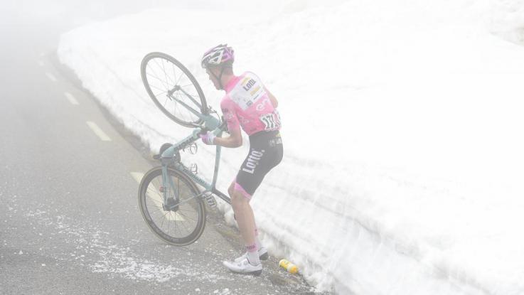 Kruijswijk si rialza dopo la disastrosa caduta giù dal Colle dellAgnello, ma la maglia rosa non sarà più sua