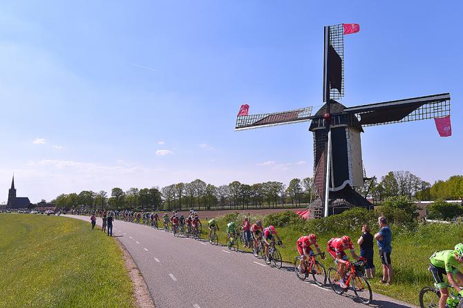 Il gruppo transita allombra di uno dei caratteristici mulini olandesi, per loccasione addobbato a festa (foto (Tim de Waele/TDWSport.com)