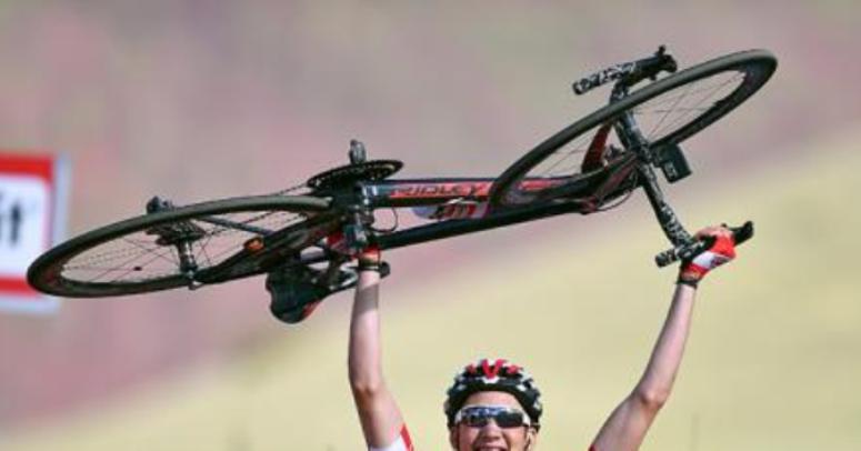 La bicicletta di Wellens sollevata al cielo dal vincitore della tappa di Roccaraso (foto Tim de Waele/TDWSport.com)