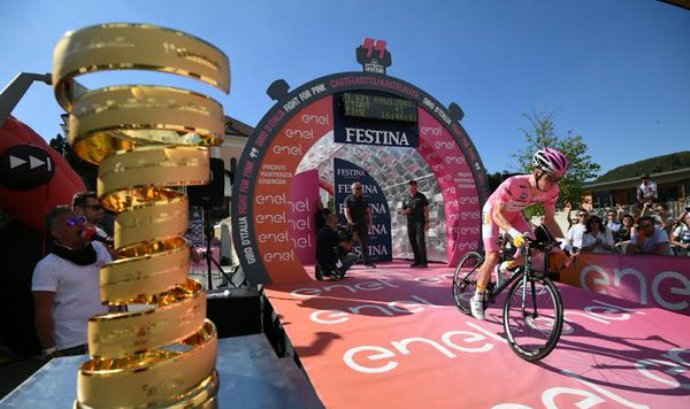 Il momento della partenza da Castelrotto della maglia rosa Steven Kruijswijk (profilo twitter Giro dItalia)