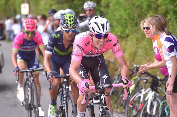 La maglia rosa allattacco con Amador ed Ulissi nello spettacolare finale di Asolo (foto Tim de Waele/TDWSport.com)