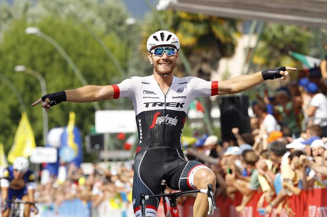 Giacomo Nizzolo festeggia il tricolore (foto Bettini)