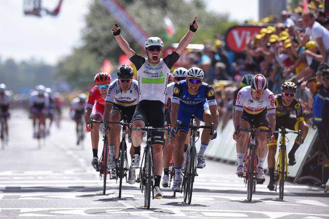 Cavendish coglie la prima maglia gialla della sua vita sul traguardo di Utah Beach (foto Tim de Waele/TDWSport.com)