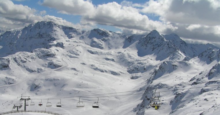 La chiostra di montagne che fà da corona alla stazione invernale andorrana di Arcalis (wikipedia)