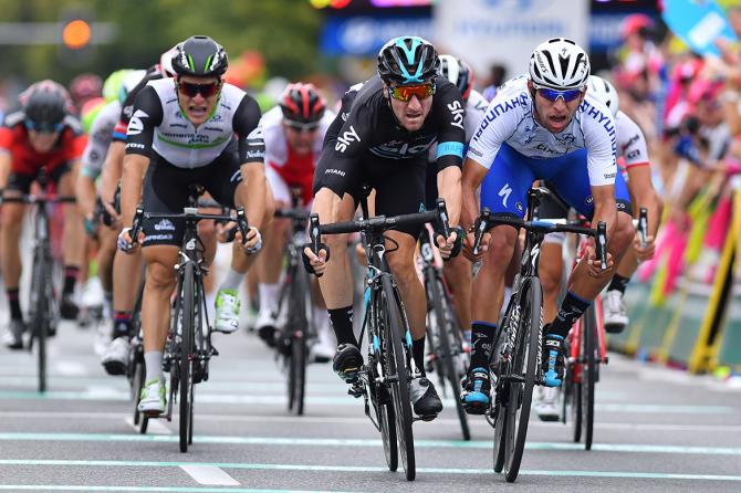 Gaviria e Viviani appaiati sulla linea darrivo di Katowice: sarà il corridore colombiano ad imporsi per uninezia (foto Tim de Waele/TDWSport.com)