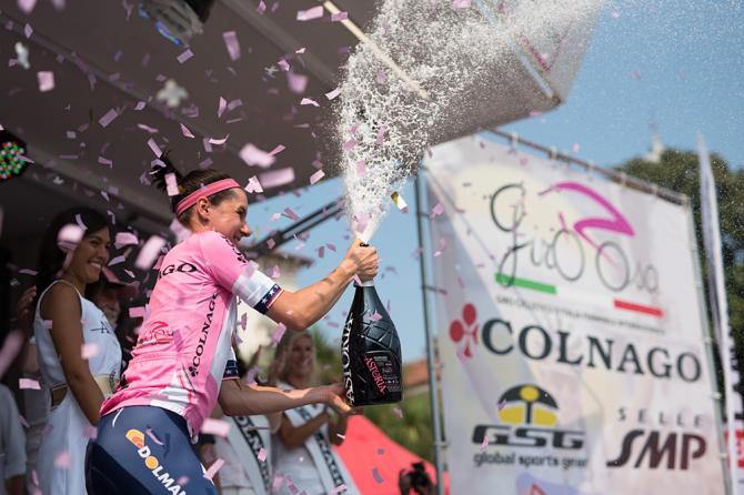 Megan Guarnier festeggia sul podio di Verbania il successo nella 27a edizione del Giro dItalia femminile (foto Sean Robinson/Velofocus)