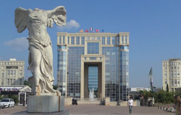 Montpellier, uno scorcio del quartiere di Antigone, realizzato negli anni 80 e presso il quale si sono concluse in passato diverse frazioni del Tour de France (chinkinthegreatwall.wordpress.com)