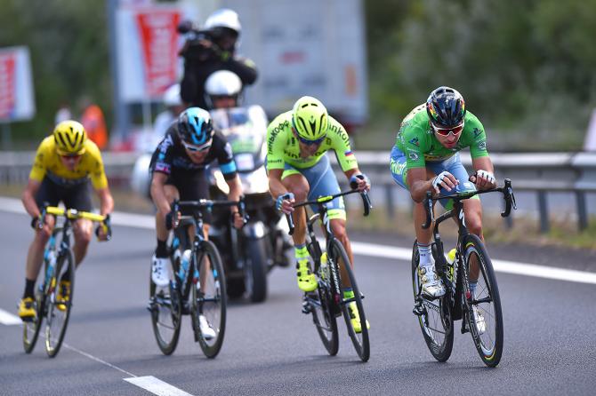 Froome, ultimo in coda al gruppetto comprendente anche Sagan, allattacco nel finale della ventosa tappa di Montpellier (foto Tim de Waele/TDWSport.com)