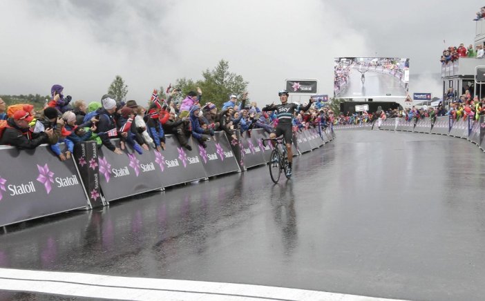 Moscon vola verso il suo primo successo da professionista sul traguardo di Korgfjellet (foto Per Vikan)