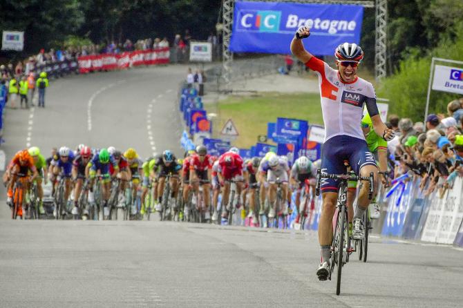 Naesen trionfa a Plouay inseguito dalla muta scatenata del gruppo (foto Bettini)