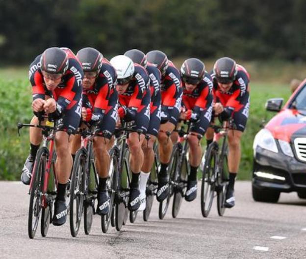 La BMC in azione lungo le strade della cronosquadre di Sittard riporta al vertice della classifica laustraliano Rohan Dennis (foto Tim de Waele/TDWSport.com)