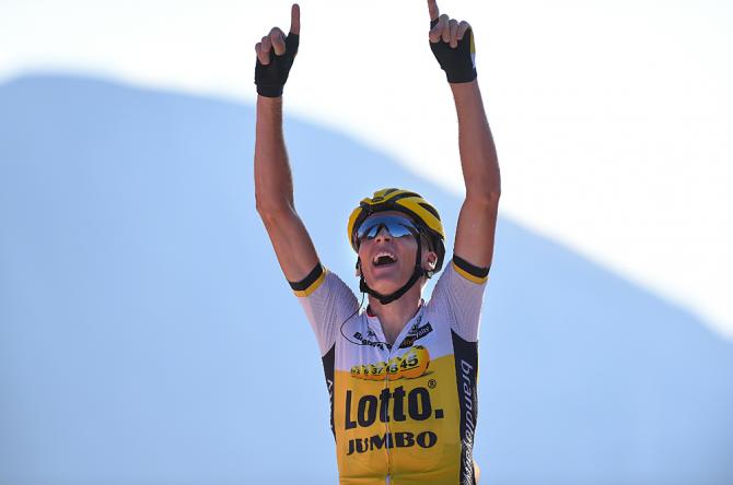 Robert Gesink esulta in cima allAubisque (foto Tim De Waele/TDWSport.com)