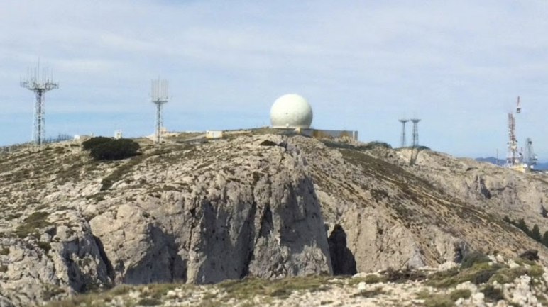 Le strutture militari costruite sulla vetta del Monte Aitana (Google Street View)