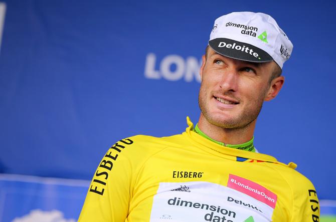 Sul podio di Londra il 35enne britannico Cummings guarda in alto, quasi a voler puntare prossimamente ad una nuova, prestigiosa affermazione (foto Tim de Waele/TDWSport.com)