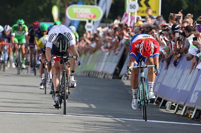 Groenewegen brucia sulla linea darrivo il britannico McLay (foto Tim de Waele/TDWSport.com)