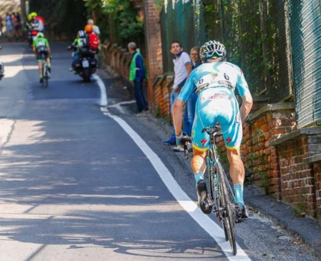 Il colombiano López alla caccia del canadese  Woods sulla salita di Superga (foto Bettini)