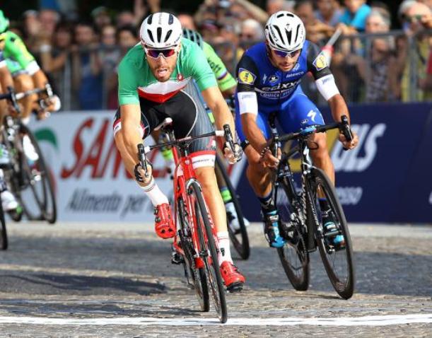 Nizzolo anticipa Gaviria sul lastricato di Piazza Castello ad Agliè (foto Tim de Waele/TDWSport.com)