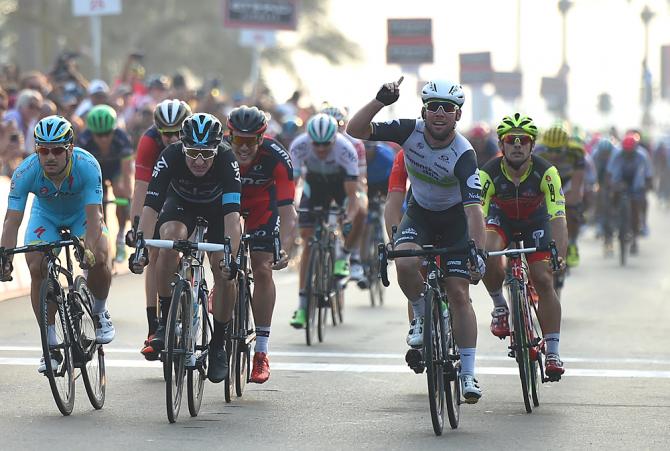 Cavendish si impone alla sprint nella seconda tappa del Abu Dhabi Tour e festeggia con la conquista della maglia di leader (Getty Images Sport)