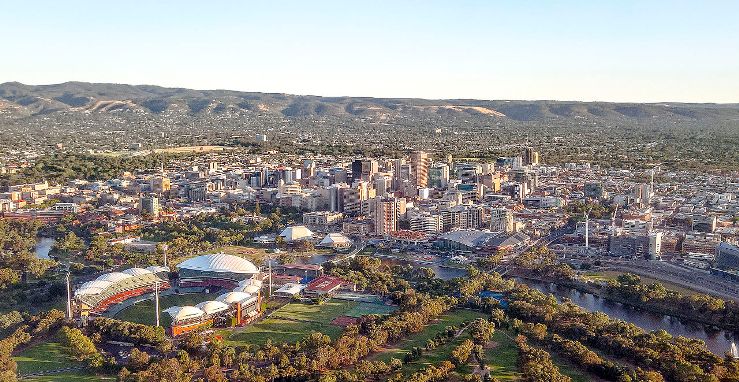Panoramica di Adelaide, la metropoli australiana dalla quale scatterà la stagione ciclistica ad alto livello per il 2017 (www.wikiwand.com)
