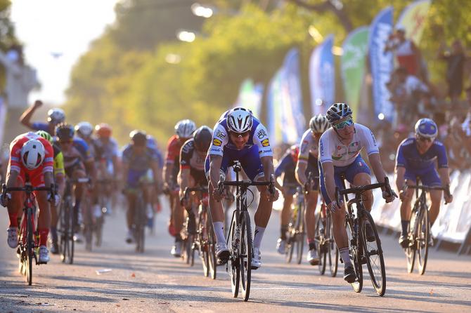Il 36enne Boonen aggiunge unaltra vittoria al suo palmarès: suo il traguardo della seconda tappa della Vuelta a San Juan ai danni di Elia Viviani, che si consola con la maglia di leader della classifica (Tim de Waele/TDWSport.com)
