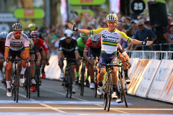 Come dodici mesi fa, laustraliano Caleb Ewan inizia lanno in bellezza imponendosi tra i suoi tifosi nella Peoples Choice Classic, tradizionale anteprima del World Tour che scatterà il 17 gennaio con il Santos Tour Down Under (foto Tim de Waele/TDWSport.com)