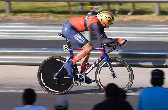Il lituano Navardauskas sfreccia sulle strade di San Juan durante la tappa a cronometro della corsa argentina (Tim de Waele/TDWSport.com)