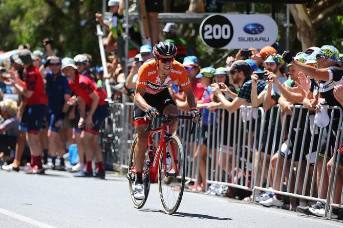 Per il quarto anno consecutive Richie Porte fa suo il traguardo di Willunga Hill. Ma stavolta il successo è doppiamente gustato con la maglia ocra di leader sulle spalle (foto Tim de Waele/TDWSport.com)