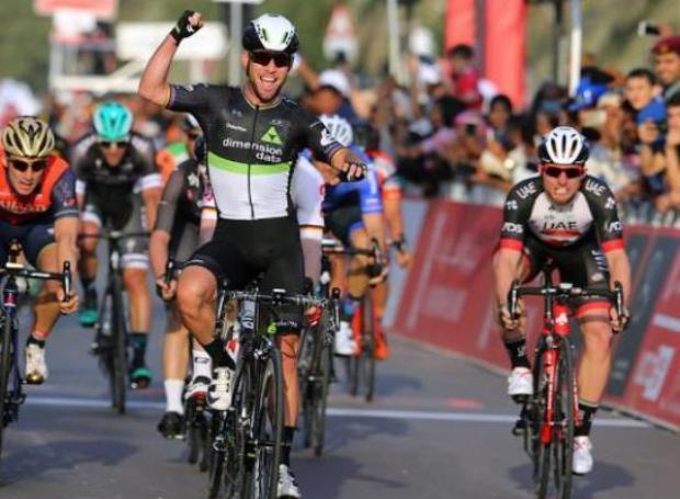 Cavendish si lascia alle spalle le due cadute degli ultimi chilometri e batte Bonifazio sul traguardo della prima tappa dellAbu Dhabi Tour (Tim de Waele/TDWSport.com)