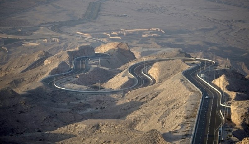 La spettacolare strada che sale verso Jebel Hafeet, la montagna degli Emirati Arabi teatro del finale della tappa regina dellAbu Dhabi Tour (www.thenational.ae)