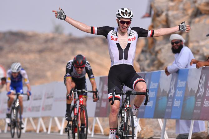 Il danese Andersen si impone in vetta alla breve ascesa di Quriyat, traguardo della frazione numero 3 del Tour of Oman (foto Tim de Waele/TDWSport.com)