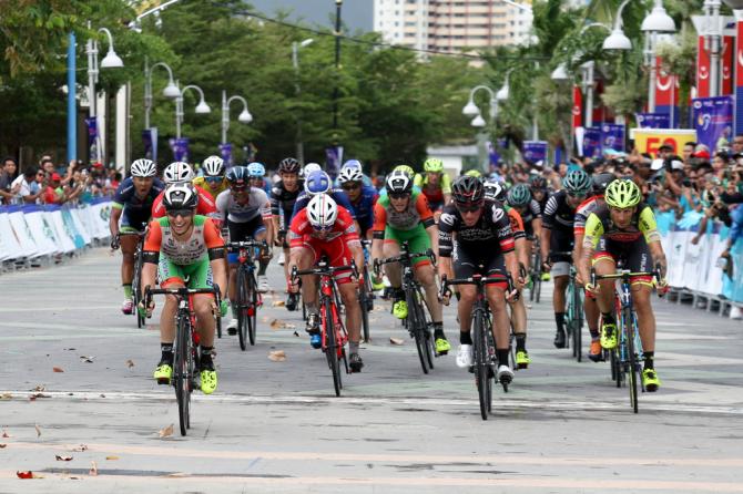 La volata quasi tutta italiana che Enrico Barbin ha coronato con il suo primo successo da professionista (foto Le Tour de Langkawi)