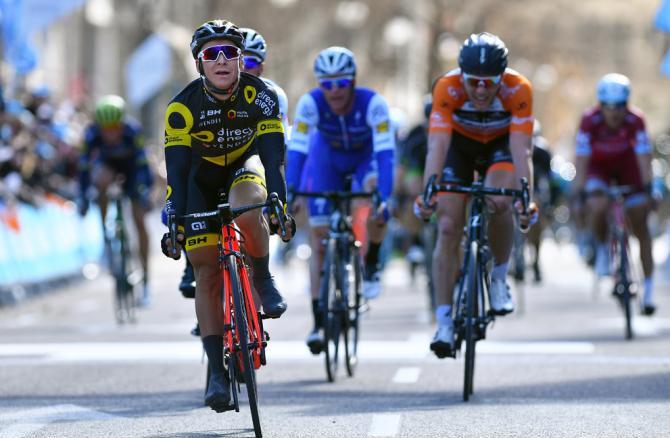 Il decisivo colpo di reni del francese Bryan Coquard sul traguardo di Valencia, primo successo oltreconfine del velocista francese della Direct Énergie (Tim de Waele/TDWSport.com)
