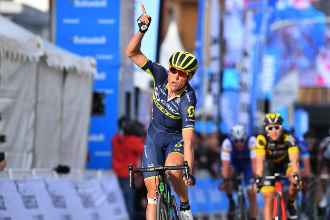 Sprint vincente del danese Magnus Cort Nielsen sul traguardo della prima delle due frazioni destinati ai velocisti nelledizione 2017 della Vuelta Valenciana (Tim de Waele/TDWSport.com)