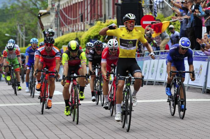 Volata da leader per Gibbons che si impone nella 5a tappa del Tour de Langkawi con addosso le insegne del primato (foto Bettini)