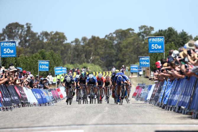 Il gruppetto superstite della caduta avvenuta a 1,5 Km dallarrivo disputa lo sprint che sancirà la vittoria di Travis McCabe (foto Con Chronis)