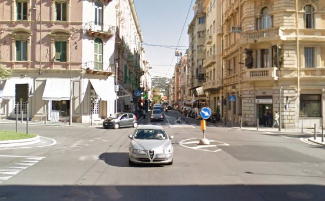 Lo storico rettilineo darrivo di Via Roma a Sanremo (Google Street View)