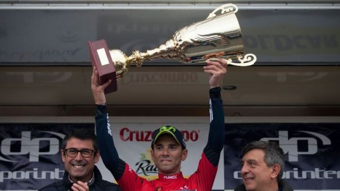 Valverde solleva per la quinta volta nella storia il trofeo destinato al vincitore della Vuelta a Andalucía-Ruta Ciclista del Sol (foto AFP)