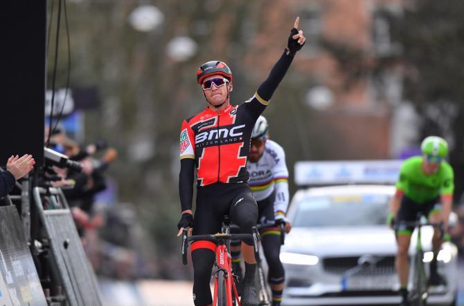 Il campione olimpico in carica Greg Avermaet vince la prima classica del Nord sconfiggendo  Sagan alla Omloop Het Nieuwsblad (Tim de Waele/TDWSport.com)