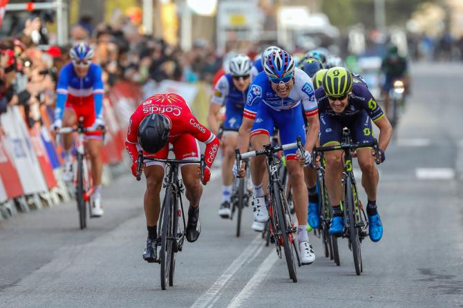 Bouhanni a testa bassa verso il traguardo di Igualada, conquistato sotto il naso di chi laveva battuto tre giorni fa a Calella, litaliano Davide Cimolai (foto Bettini)