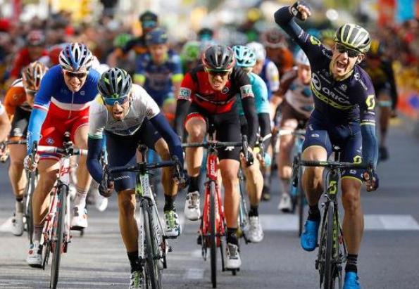 La volata con la quale Impey e il gruppo scatenato al loro inseguimento hanno spento i sogni di gloria di Dario Cataldo e Alessandro De Marchi (Tim de Waele/TDWSport.com)