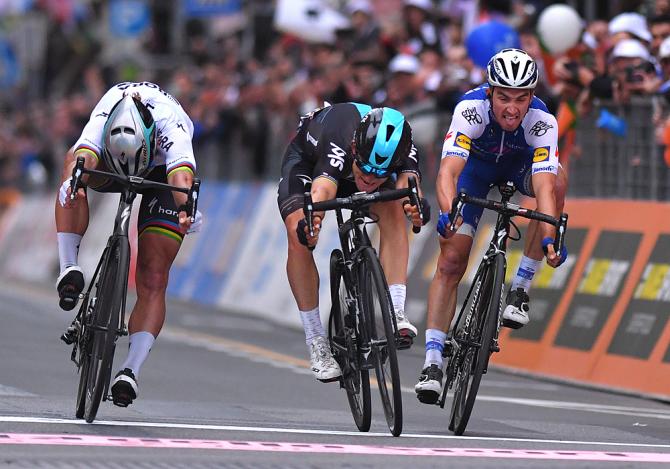 Kwiatkowski infilza Sagan sul traguardo della 110a Milano - Sanremo (Tim de Waele/TDWSport.com)