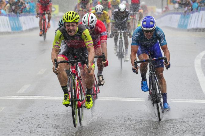 Mareczko si dimostra più forte dellacquazzone e sotto un vero e proprio diluvio precede allo sprint lo statunitense McCabe (foto Bettini)