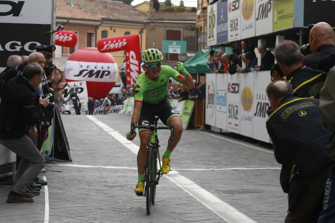 Toms Skujins taglia vittorioso il traguardo posto in cima al ripido strappo del centro storico di Sogliano al Rubicone (foto Bettini)